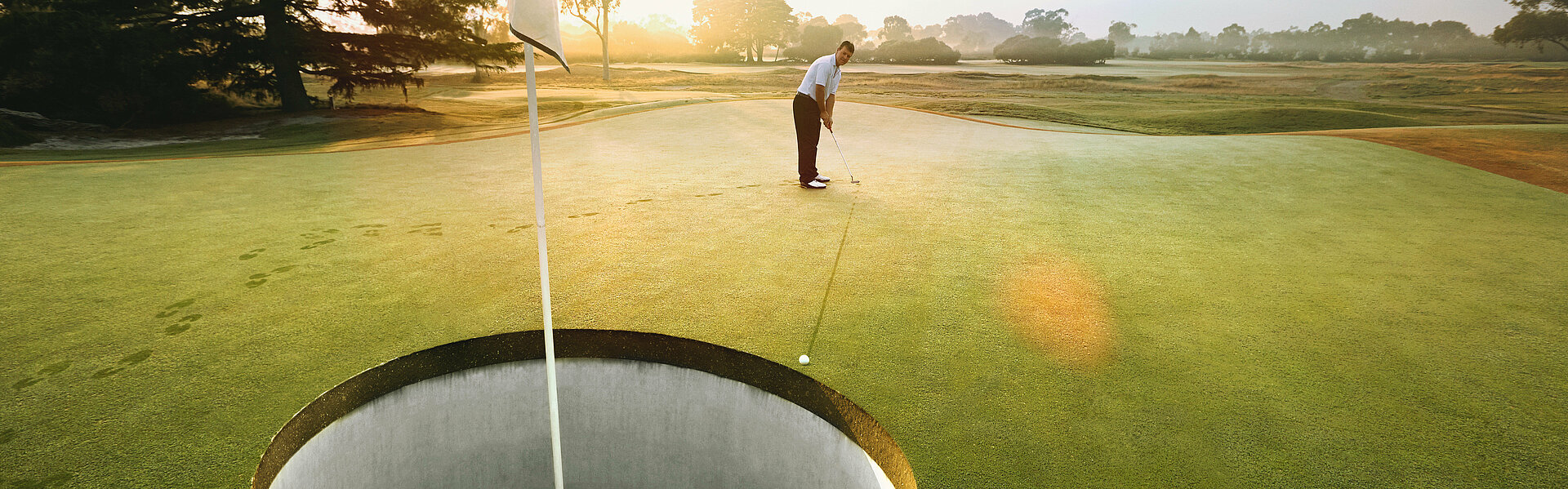 Mann auf dem Golfplatz